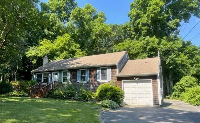 4 Surrey Ln in East Northport, NY - Building Photo