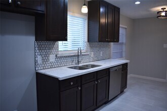 3110 Springhill Dr in Missouri City, TX - Foto de edificio - Building Photo