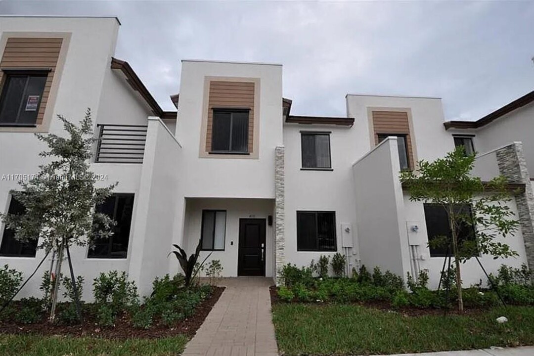 410 NE 208th Terrace in North Miami Beach, FL - Building Photo