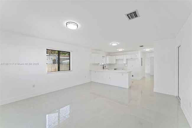 1556 NW 68th Terrace in Miami, FL - Building Photo - Building Photo