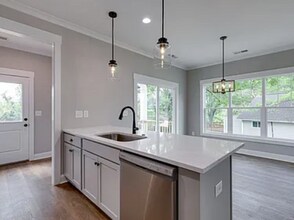 568 Lowndes Hill Rd in Greenville, SC - Building Photo - Building Photo