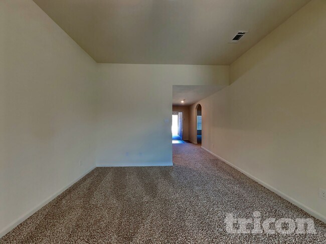 123 Switchback Hl Rd in Newark, TX - Foto de edificio - Building Photo