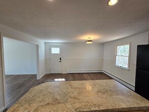 4 Laurene Dr, Unit B in Old Orchard Beach, ME - Foto de edificio - Building Photo