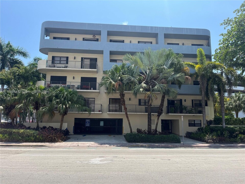 1250 Lincoln Rd in Miami Beach, FL - Building Photo