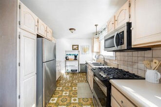 42 W Dorsey Ln in Hyde Park, NY - Building Photo - Building Photo