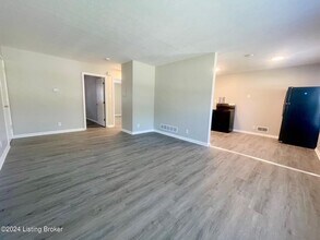 2004 Goldsmith Ln in Louisville, KY - Building Photo - Building Photo
