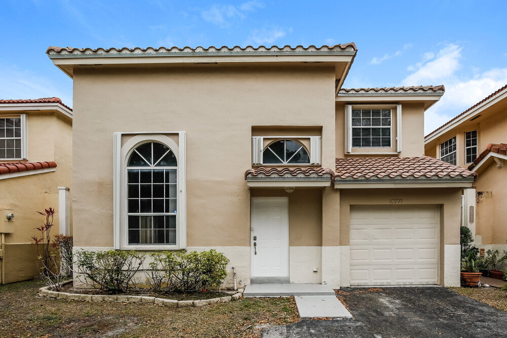 10771 N Saratoga Dr in Hollywood, FL - Building Photo