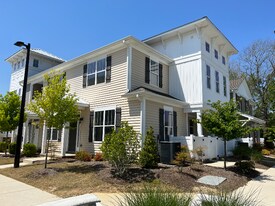 103 Fishers Ct in Hampton, VA - Building Photo