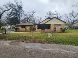 1165 Lake St in Clute, TX - Building Photo