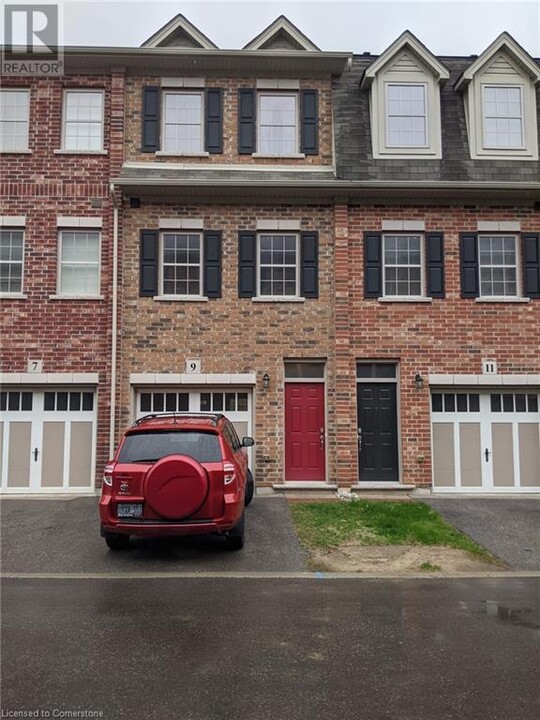 9 Hyde Park Mews in Kitchener, ON - Building Photo