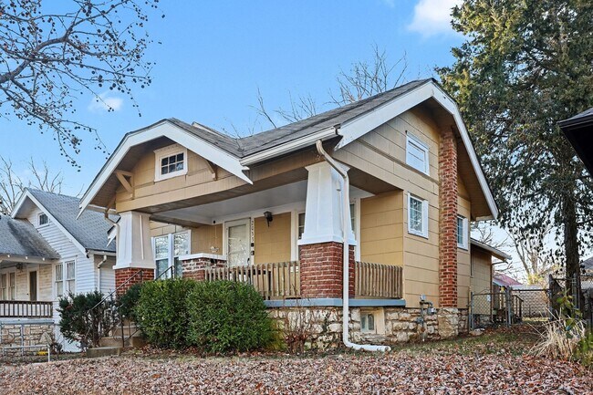 2033 E Gregory Blvd in Kansas City, MO - Building Photo - Building Photo