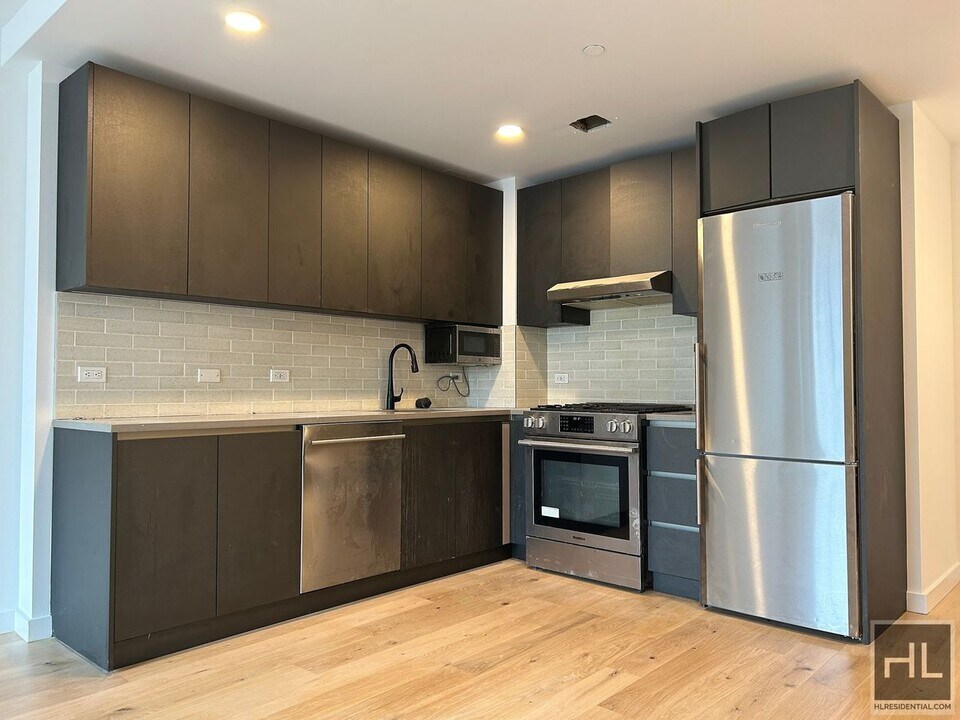 NORTHERN BOULEVARD in Queens, NY - Building Photo