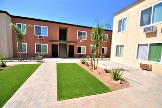 Village Green in El Cajon, CA - Foto de edificio - Building Photo