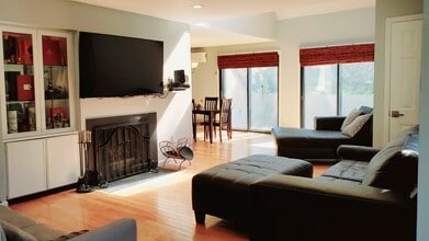 14 Cerone Ct, Unit 14 in West Orange, NJ - Building Photo - Building Photo