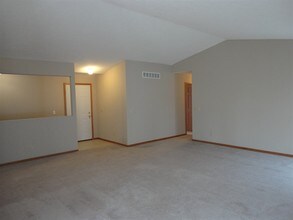 2079 Charnwood Ct in Machesney Park, IL - Building Photo - Building Photo