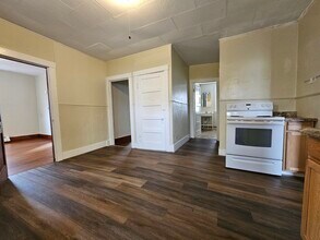 13 Grove St, Unit C in Springvale, ME - Foto de edificio - Building Photo