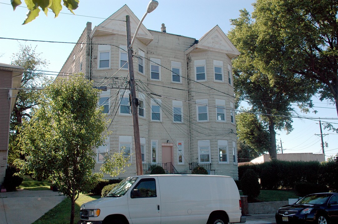 192 Uhland St in East Rutherford, NJ - Building Photo