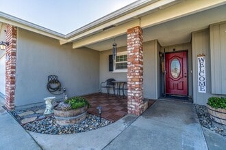1741 McComb Ave in Porterville, CA - Foto de edificio - Building Photo