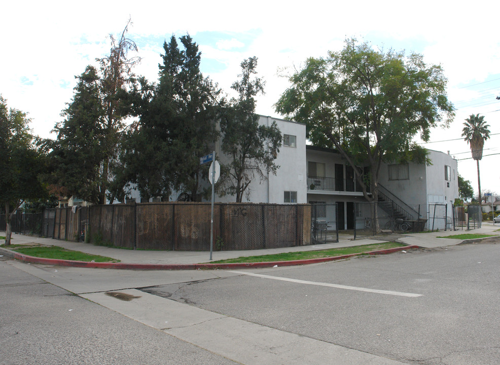 5887 Whitnall Hwy in North Hollywood, CA - Building Photo