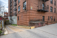 5311 90th St in Elmhurst, NY - Foto de edificio - Building Photo