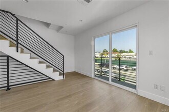 4453 Colfax Ave in Los Angeles, CA - Building Photo - Building Photo