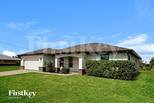 2207 NW 6th Pl in Cape Coral, FL - Foto de edificio - Building Photo