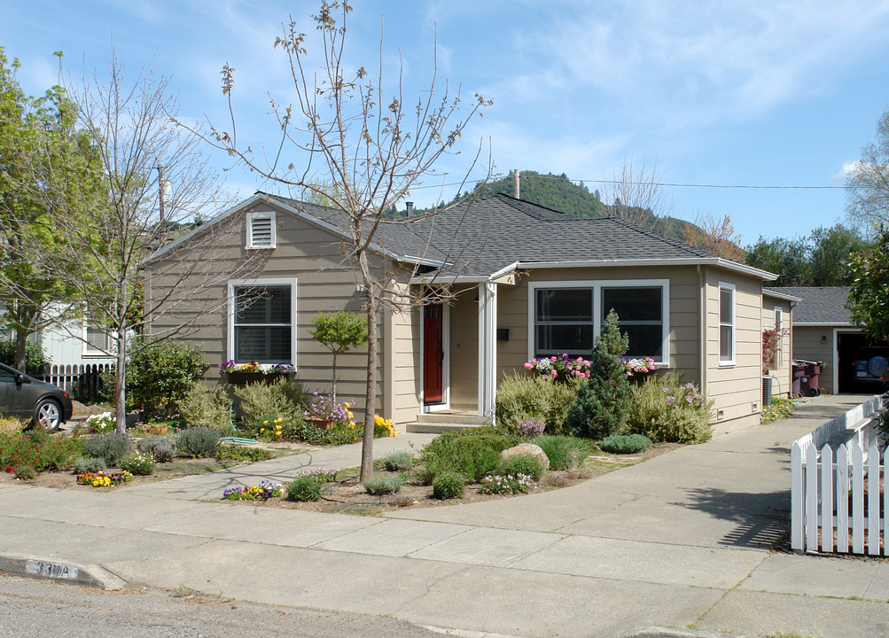 330 2nd St in Healdsburg, CA - Building Photo