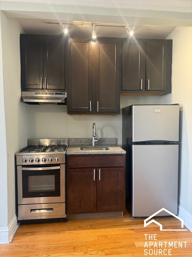 property at 4737 N Hermitage Ave