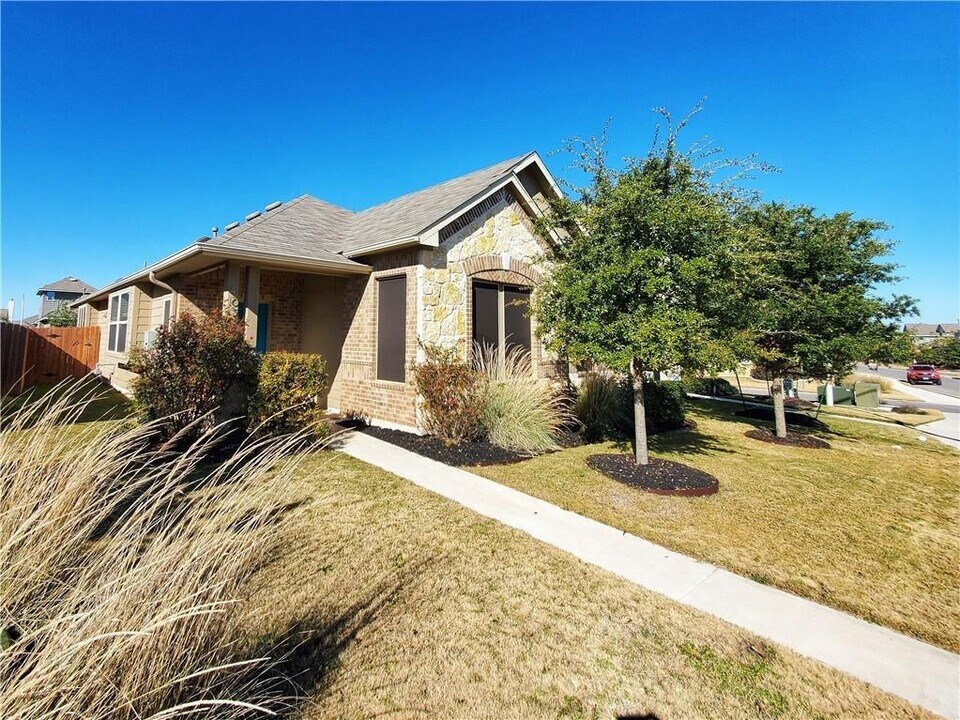 405 S Brook Dr in Leander, TX - Building Photo
