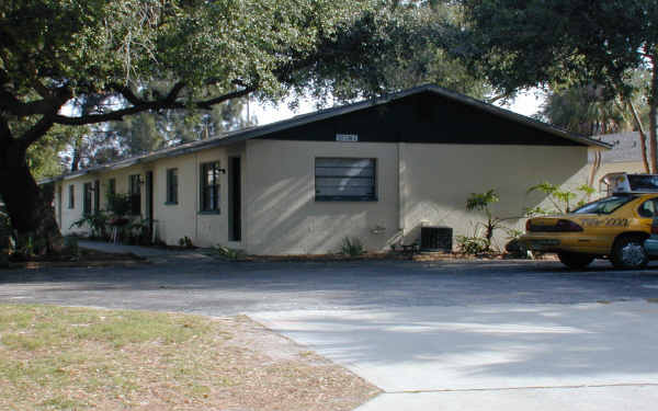 Cross Bayou Villas in Pinellas Park, FL - Building Photo