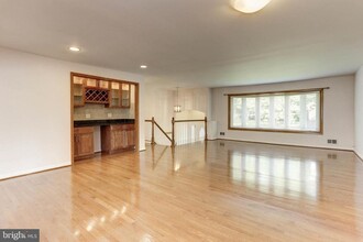 11821 Charen Ln in Potomac, MD - Building Photo - Building Photo