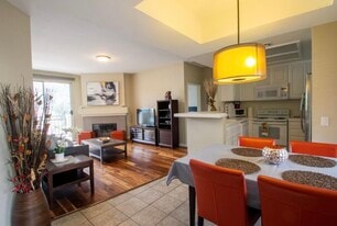 2220 Camino de la Reina, Unit 303 in San Diego, CA - Building Photo