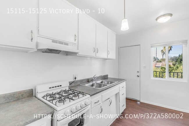 15115-15125 Victory Blvd in Los Angeles, CA - Building Photo - Building Photo