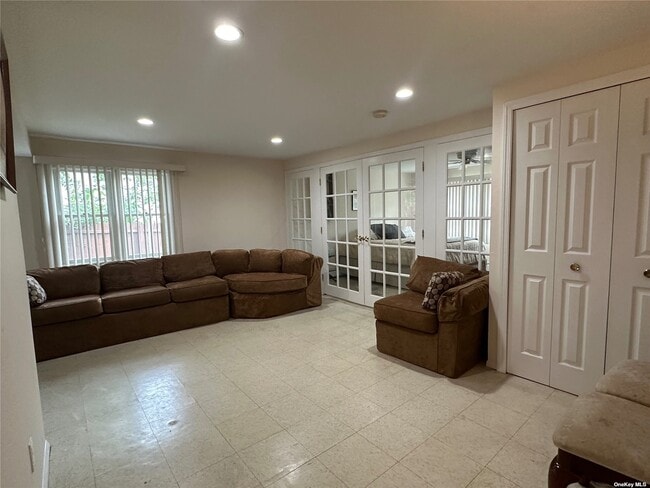 10 Jackson Ave in Brentwood, NY - Building Photo - Building Photo