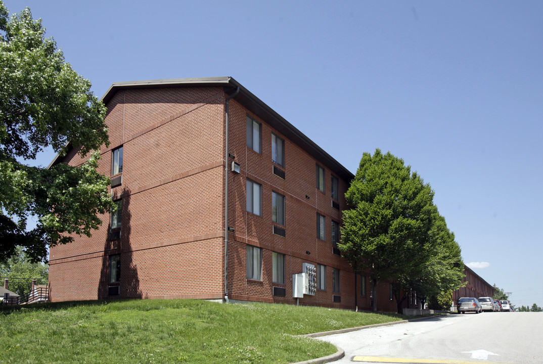 St. John Neumann Apartments in Jennings, MO - Foto de edificio