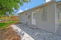 1214 S D St in Lake Worth, FL - Foto de edificio - Building Photo