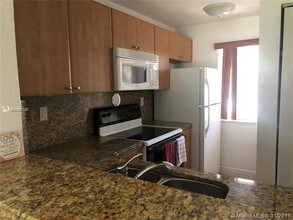 7985 NW 8th St-Unit -100A in Miami, FL - Building Photo - Building Photo