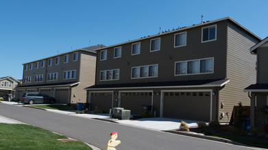 Logan Place Village Townhomes in Camas, WA - Building Photo - Building Photo