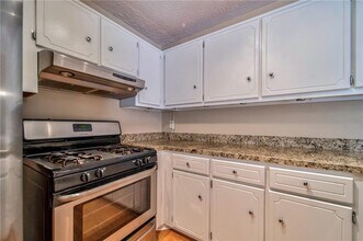 215 Arbor Wy in Fayetteville, GA - Foto de edificio - Building Photo