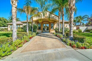 702 Jasmine Parke Dr in Bakersfield, CA - Building Photo