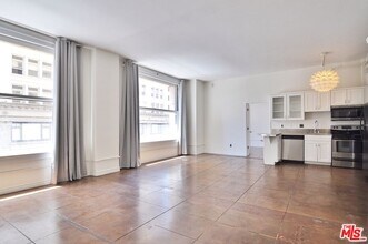 215 W 7th St in Los Angeles, CA - Building Photo - Building Photo