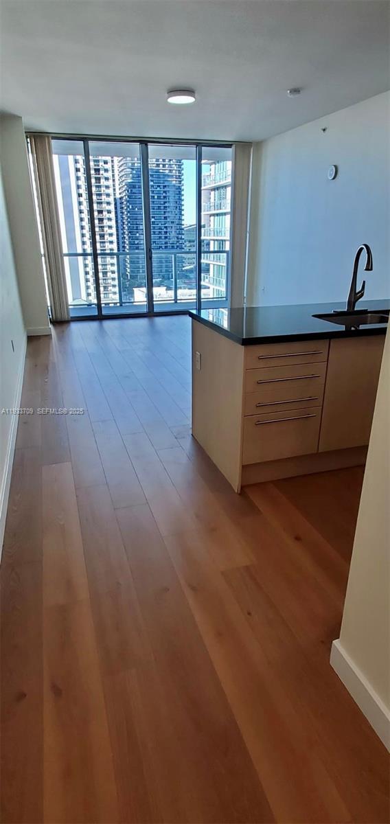 79 SW 12th St, Unit 2411 in Miami, FL - Foto de edificio - Building Photo