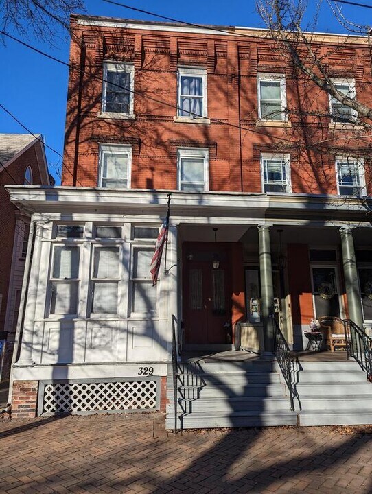 329 E Union St in Burlington, NJ - Building Photo