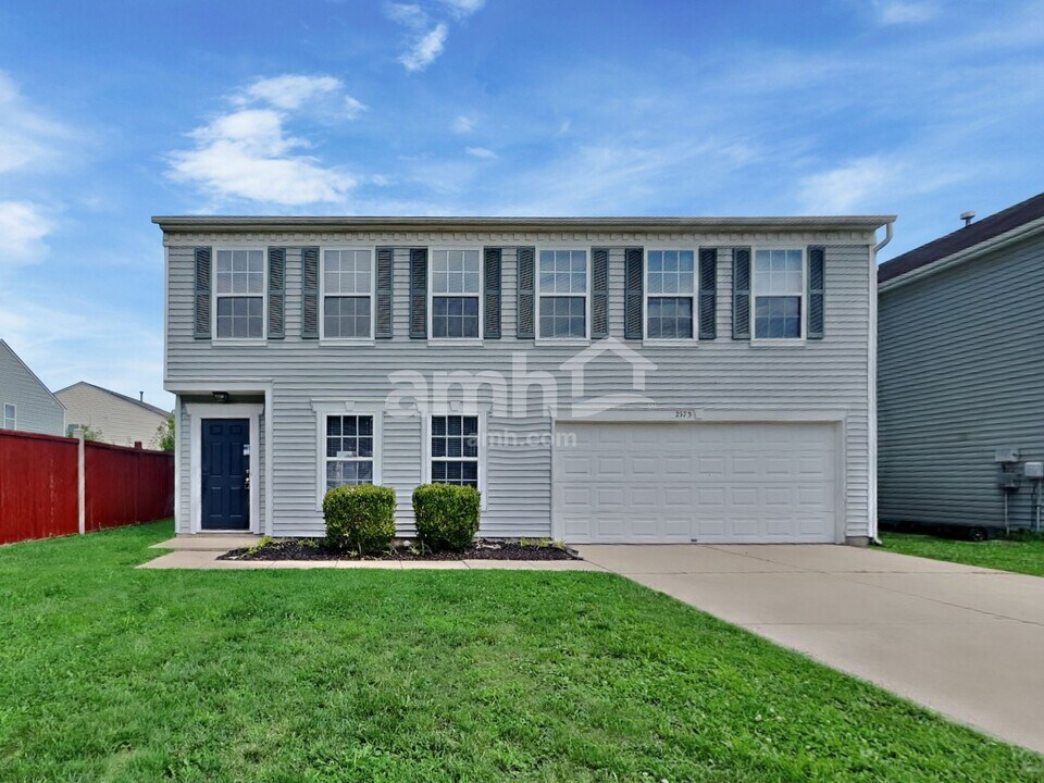 2373 Blackthorn Dr in Franklin, IN - Building Photo