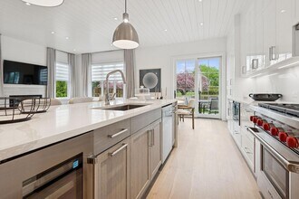8 Magnolia Dr in Water Mill, NY - Building Photo - Building Photo