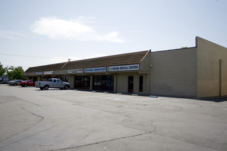 Bldg 520, 521, 522 & 523 in Mcclellan, CA - Foto de edificio - Building Photo