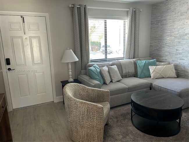 5555 Ludlam Rd in Miami, FL - Building Photo - Building Photo