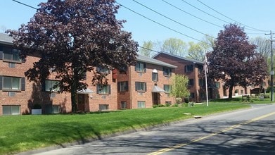 Brook Edge in Chicopee, MA - Foto de edificio - Building Photo