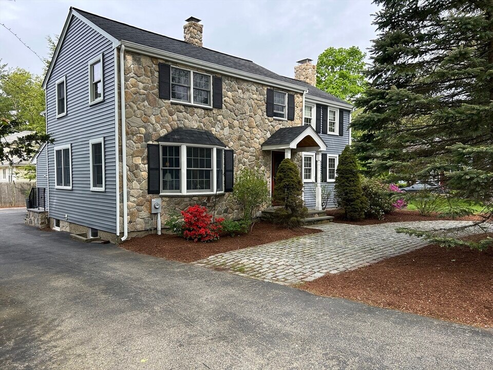 16 Pinevale Ave in Wellesley, MA - Building Photo