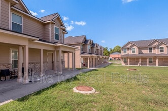 Avenue Townhomes in Huntsville, TX - Foto de edificio - Building Photo